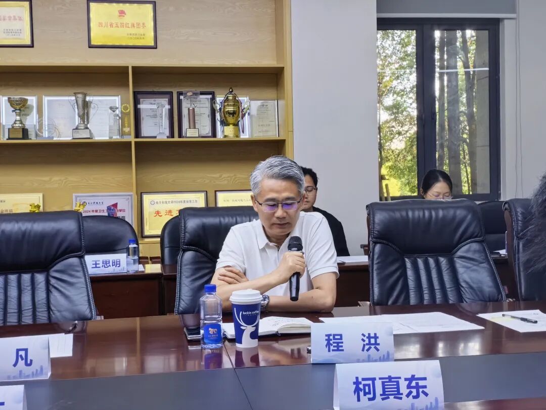 Professor Cheng Hong delivers opening remarks